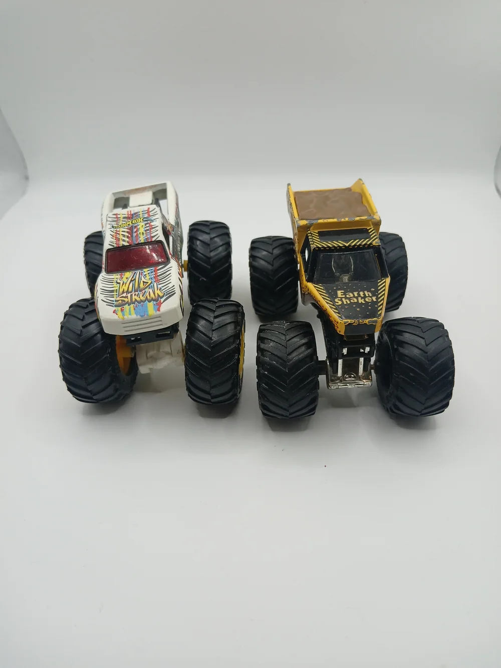 Hot‎ Wheels Monster Trucks Wild Streak Zebra Stripe 1:64 Scale & Earth Shaker